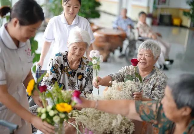 9月11日，在河北省滦州市王店子镇海洋养老中心，医务人员和老人们一起练习插花艺术。新华社记者杨世尧摄