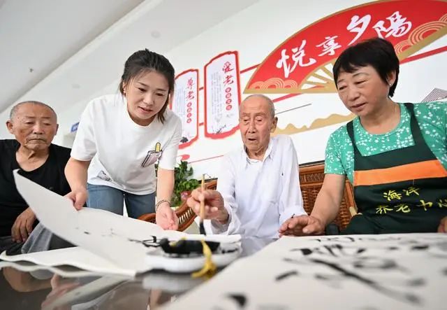 9月11日，在河北省滦州市王店子镇海洋养老中心，老人在练书法。新华社记者杨世尧摄